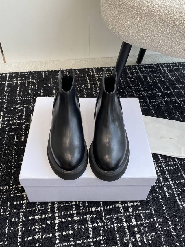 东莞代购级 The Row New新款法式厚底切尔西短靴 独特，简约的高级感，又酷cool又潮 今年的炸街款极简天花板最喜欢的一款方头切尔西靴 一如既往的把持着